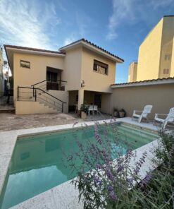 TEMPORARIO/ CASA CENTRICA CON PILETA