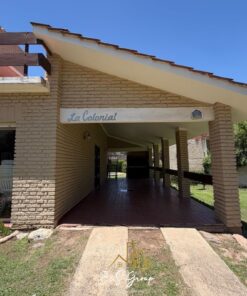 EN VENTA CASA CON PILETA Y AMPLIO PARQUE A UNA CUADRA DEL RÍO – PLAYAS DE ORO, VILLA CARLOS PAZ